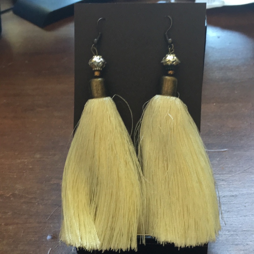 ❤️ 2/$15 3/$20 Cream fringe earrings